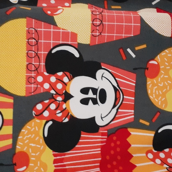 Disney Minnie Mouse scrub top large preowned - Picture 3 of 4